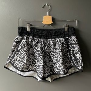 Lululemon Women’s Tracker Low-Rise Lined Short 4"